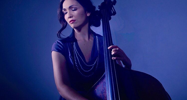 Pressefoto af bassist og sanger Katie Thiroux