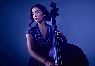 Pressefoto af bassist og sanger Katie Thiroux