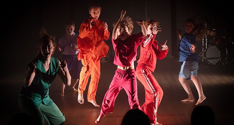 Billede fra danseprojektet "superpower ensemble 2025". Foto af Jan Vesala