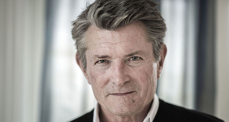 HØJT AT FLYVE